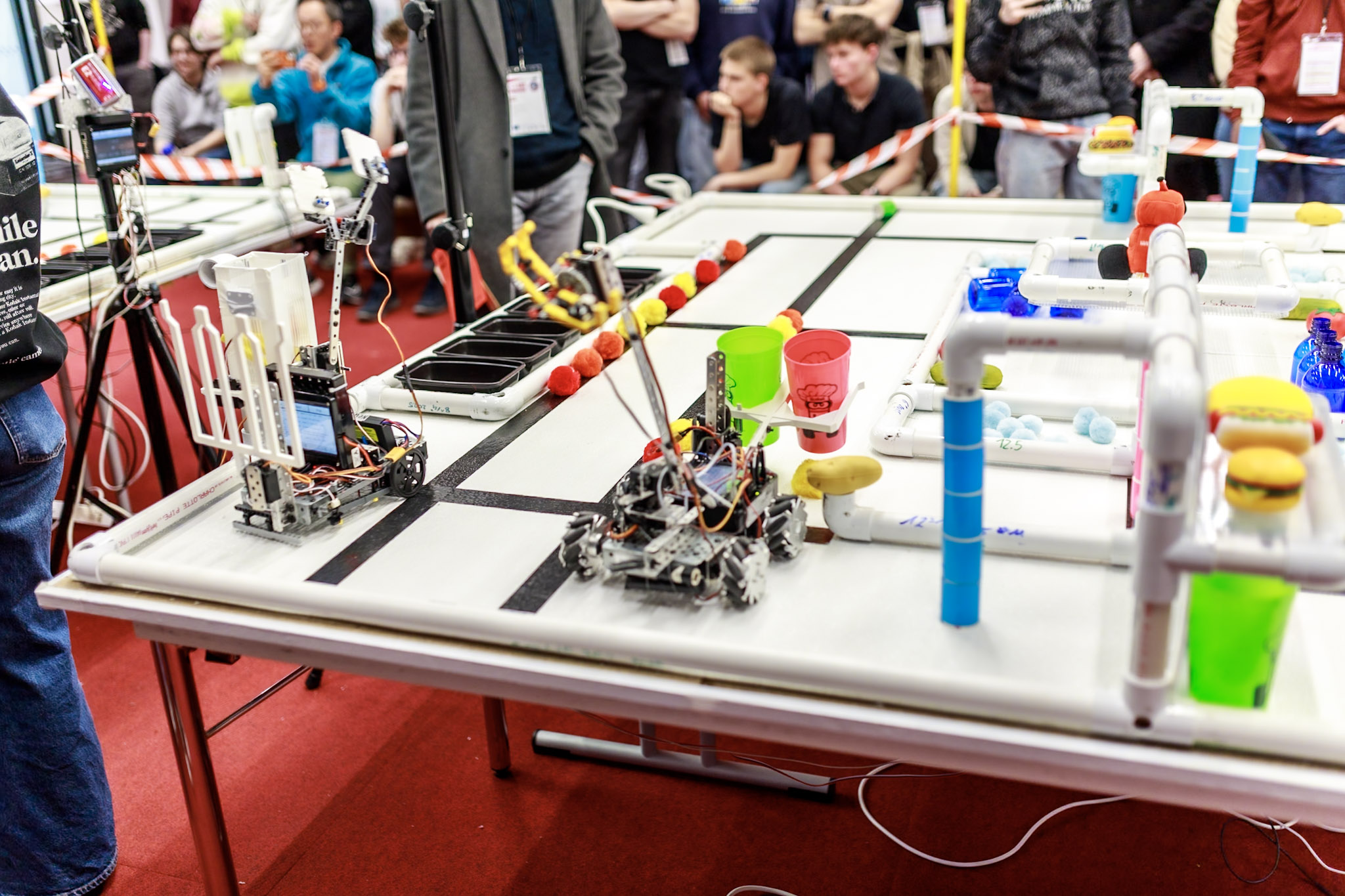 Botball Robotik-Wettbewerb — Roboter auf dem Spielfeld