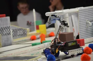 Botball-Roboter mit Greifarm und Elektronik