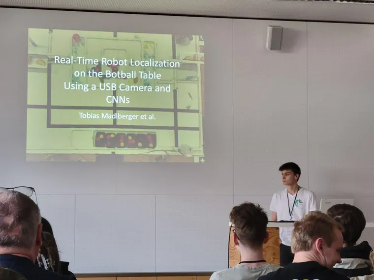 Tobias präsentiert die Arbeit zur Roboterlokalisierung mit einer Kamera und neuronalen Netzen